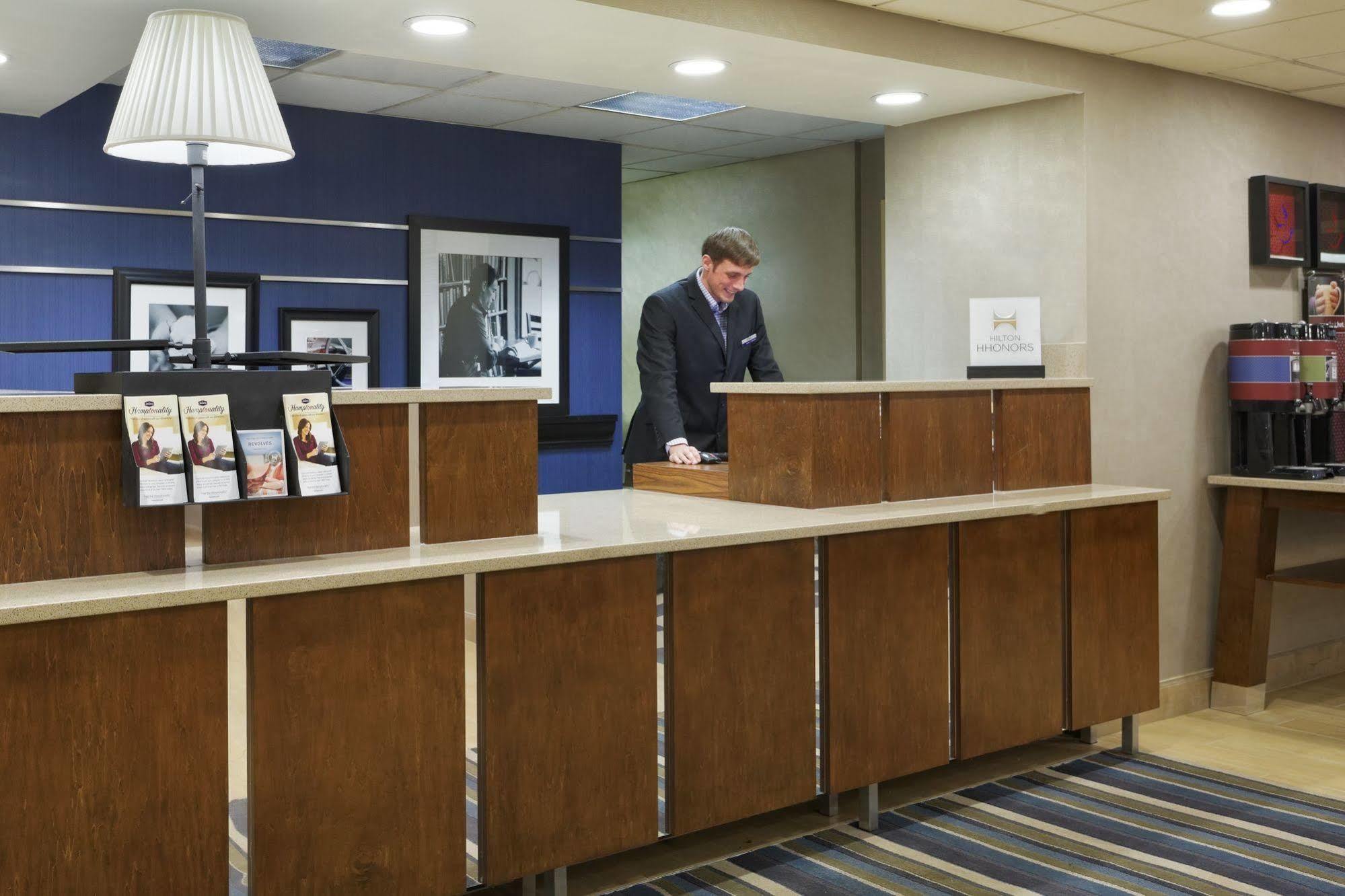 Hampton Inn Raleigh Кэри Экстерьер фото